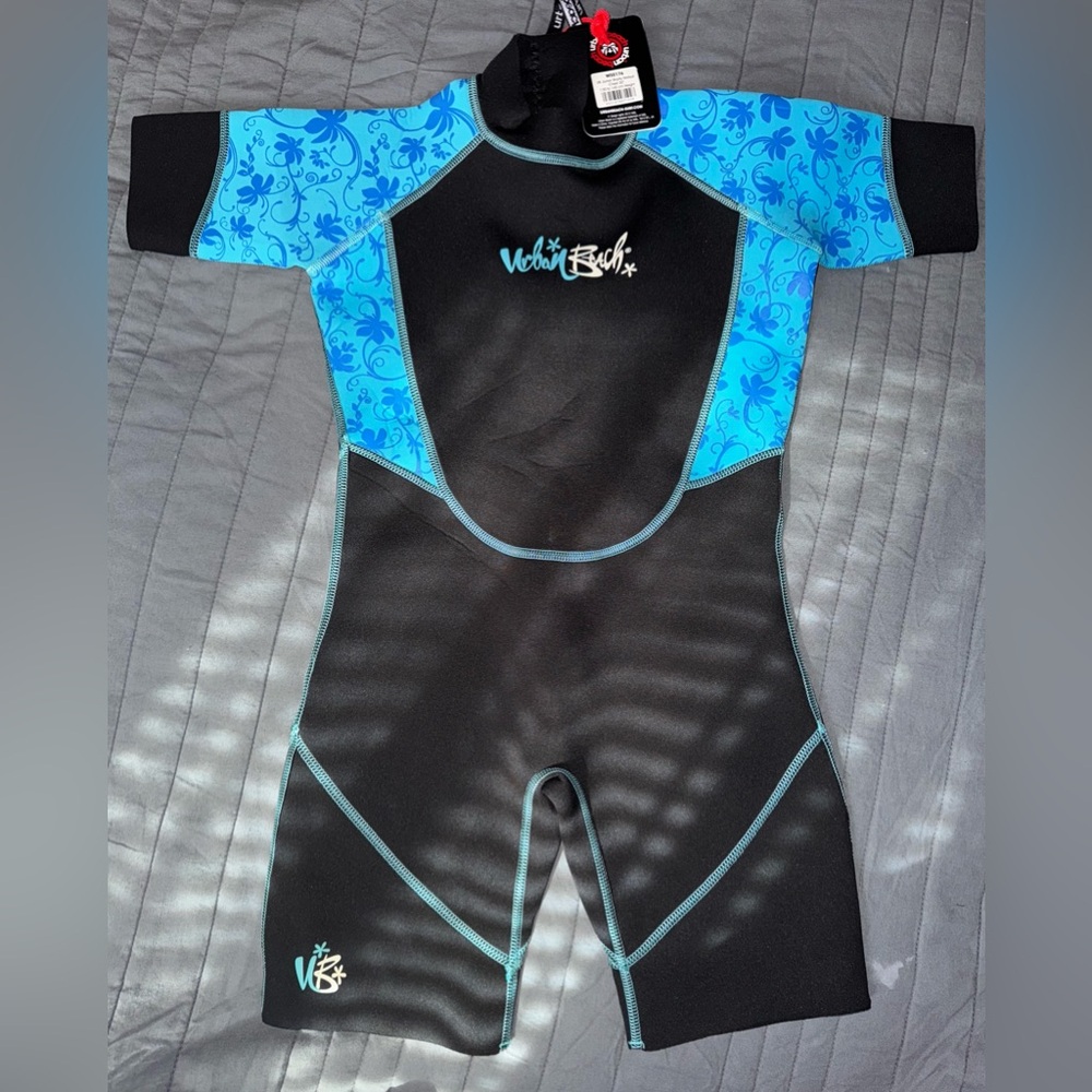 NWT. Urban Beach Junior Shorty Wetsuit - Black and Blue. Chest 30”